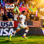 D组东道主美国队球员在主场球迷助威下奔跑