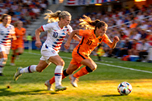 黑马球队荷兰或美国队在比赛中积极拼抢的瞬间