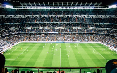 2026世界杯战术分析板展示高位逼抢与快速反击的战术示意图